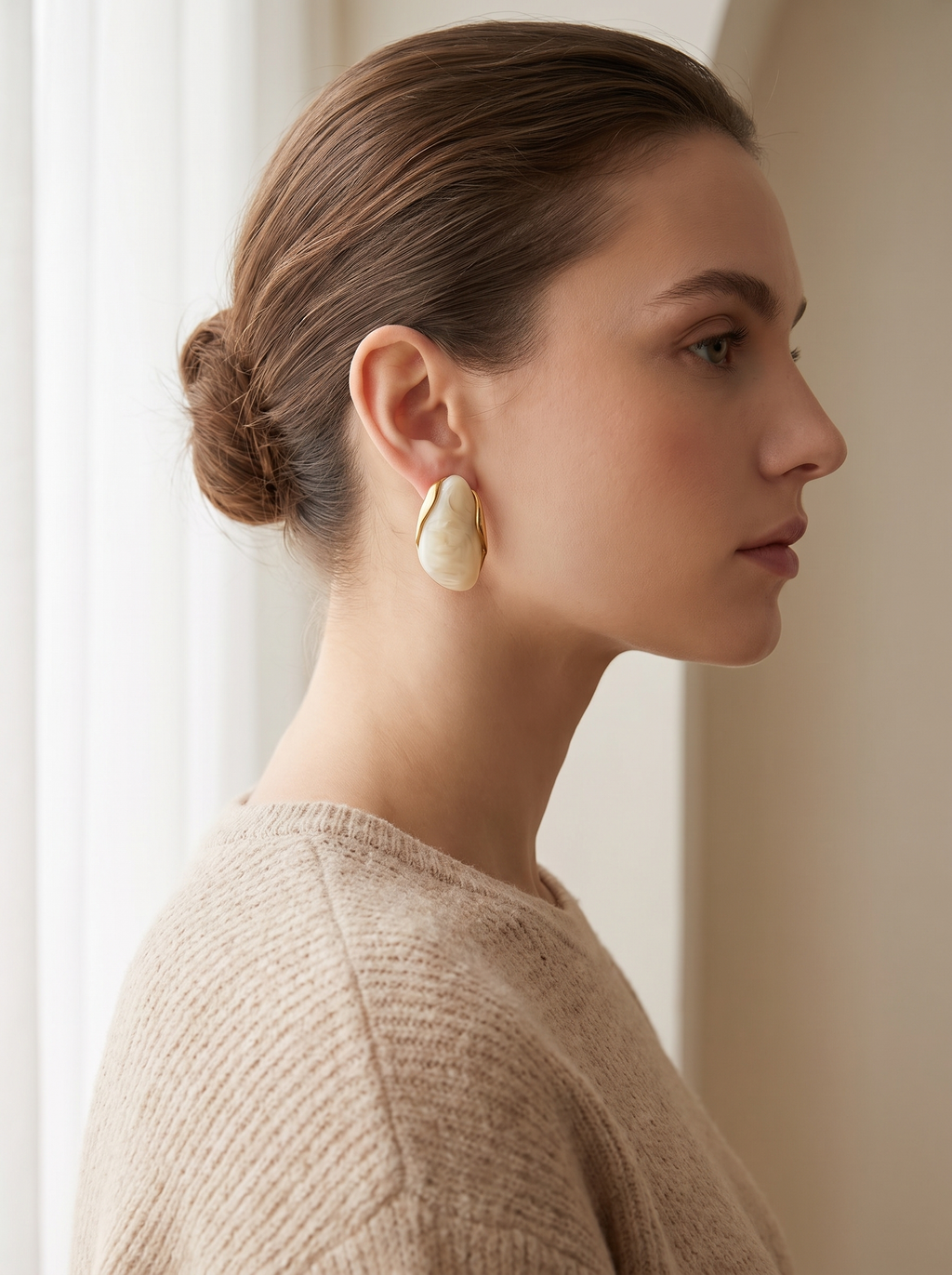 32_earring_lifestyle_beige