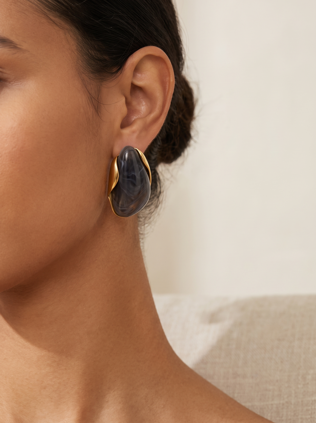 33_earring_lifestyle_black