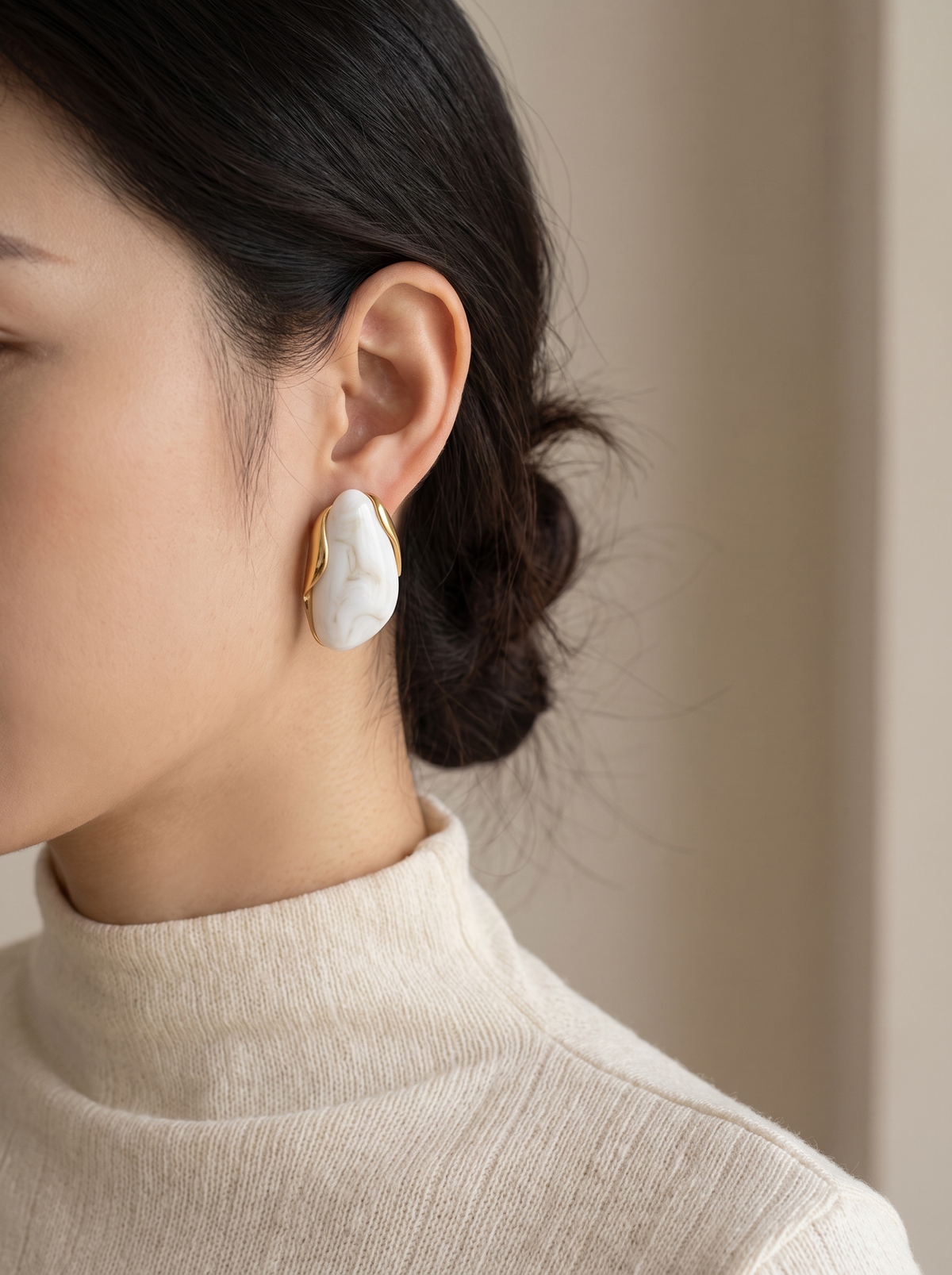 38_earring_lifestyle_white